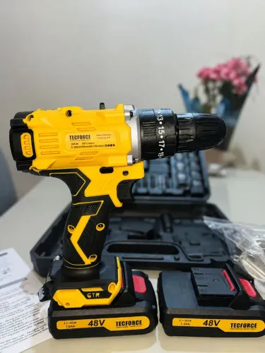 PARAFUSADEIRA E FURADEIRA COM 2 BATERIAS RECARREGÁVEIS