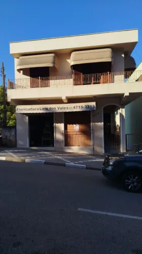 Vendevend-se um sobrado bem localizado em Alumínio 