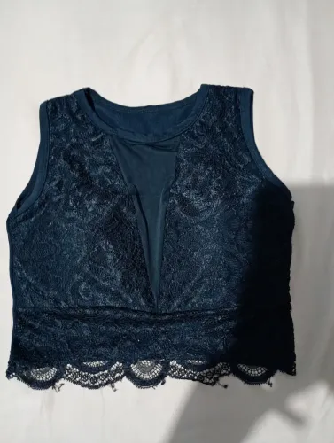 Croped decotado com tule transparente no decote uma ótima opção para festas 