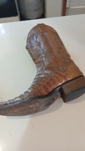 Bota couro de rabo de jacaré marca Goyazes número 41