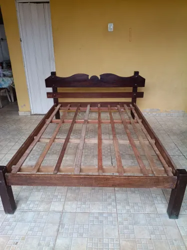 Cama de casal em sucupira maciça