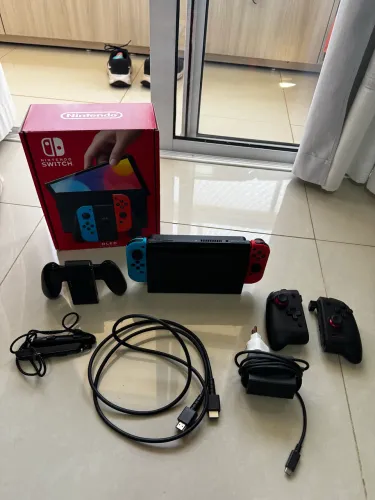 Nintendo switch Oled 64g + Joycons Hori