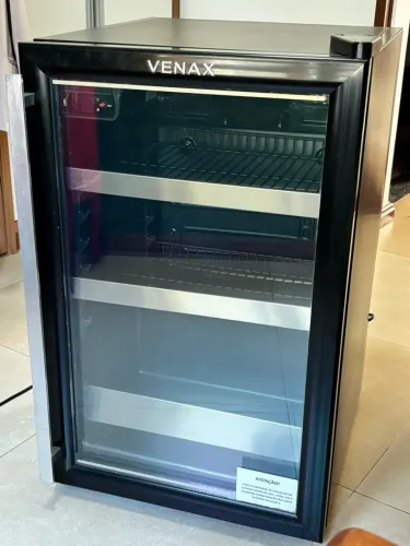 Cervejeira Venax 82 Litros Blue Light 127V - Expositora com Porta de Vidro