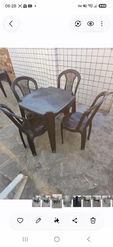 Mesa com 4 cadeiras de plástico preta