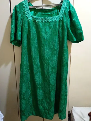 Elegante vestido com detalhes em renda na gola e magas curtas . Uma peça sofisticada 