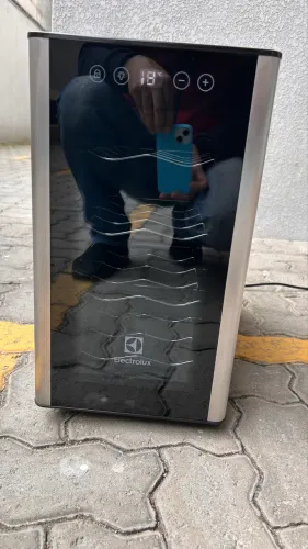 Vando adega de vinho eletrolux