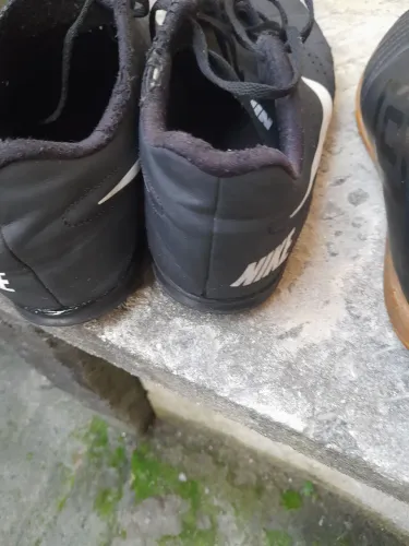 Vendo 02 chuteiras em ótimo estado como pode ver pelo solado 39/40 entrego pela regiao