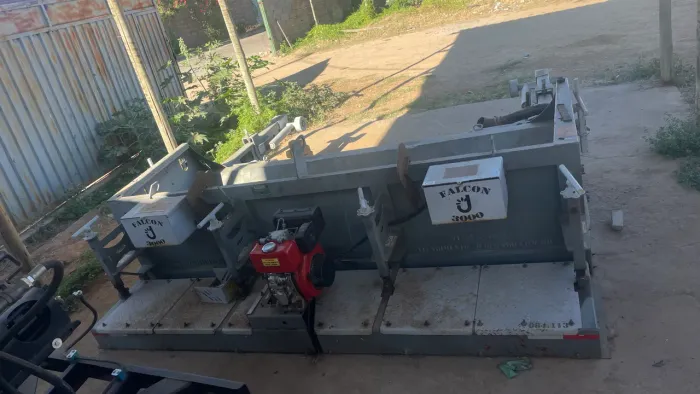 Vibroacabadora e espargidor