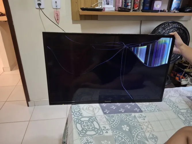 TV Panasonic 32" (TC-32D400B) - Tela Quebrada / Para Peças ou Conserto