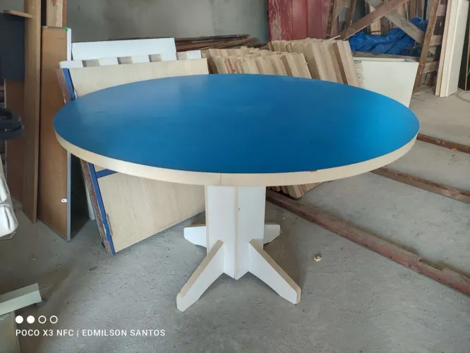 Mesa circular em MDF