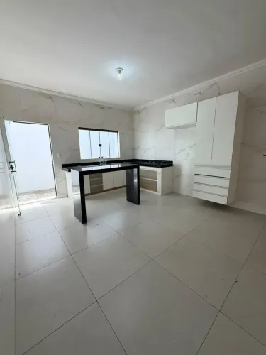 CASA À VENDA | BAIRRO CAMUÁ ARAXÁ/MG Casa completa, espaçosa e muito bem localizada! S