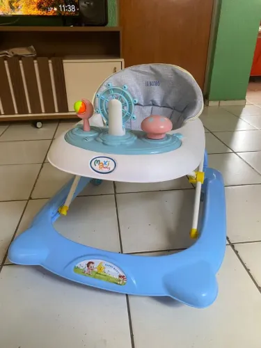 Andador de Bebé Maxi Baby La Bamba - Impecável<br>Descri