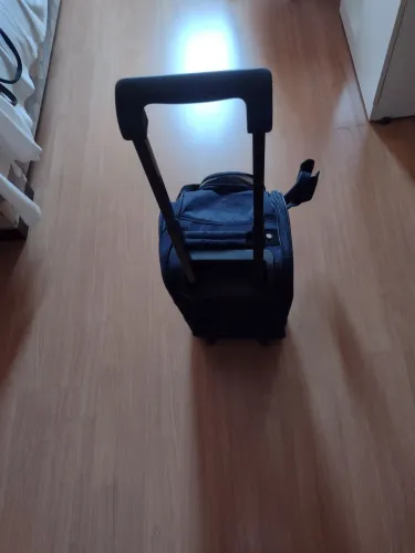 Mala de mão com alça e rodinhas tamanho médio côr azul marinho com pouquíssimo uso sem def