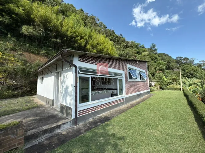 Casa à venda em condomínio fechado em Araras, Petrópolis RJ.