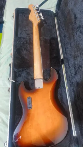 Baixo Fender Squier 