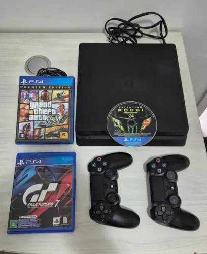 PS4 Slim 500 gb - 2 controles - 3 jogos (GTA V, Gran Turismo 7 e Valentino Rossi Motogp).