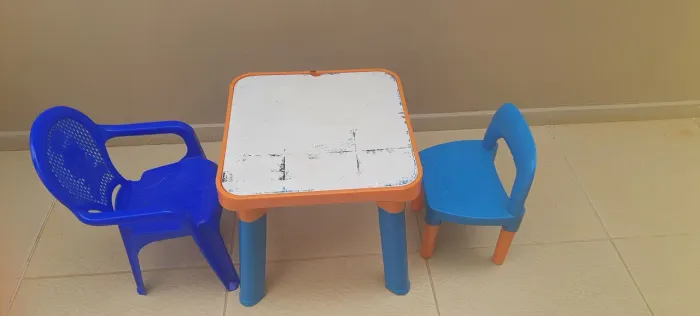 Mesinha infantil com 2 cadeiras