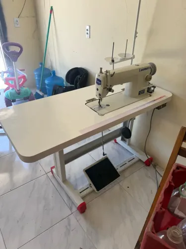 Máquina de custura reta 