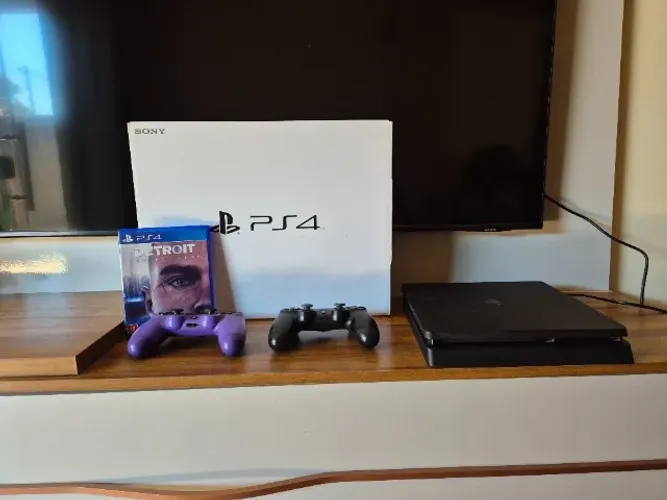 PlayStation 4 Slim com 2 controles e 1 jogo