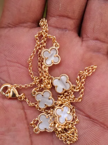 Corrente Trevo da Sorte Branco Banhada a Ouro18k + Verniz Antialérgico