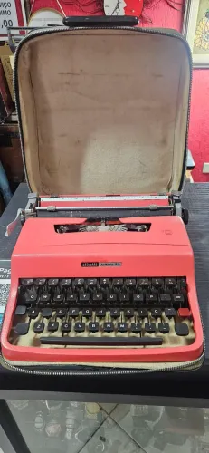 Máquina de escrever Lettera 32 vermelha