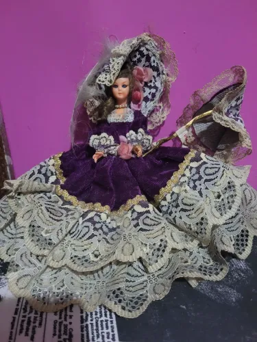 Boneca vintage importada estilo barroco