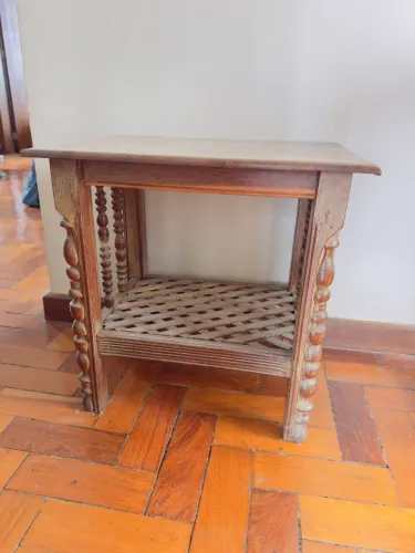 Mesa de cabeceira antiga 