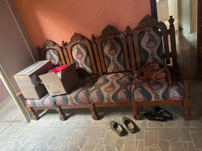 Estou vendendo um conjunto de sofá maciça com almoçadas colonial a mais de 50 anos