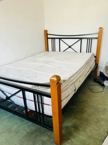 Cama de Casal Com colchão de molas ensacadas semi nova