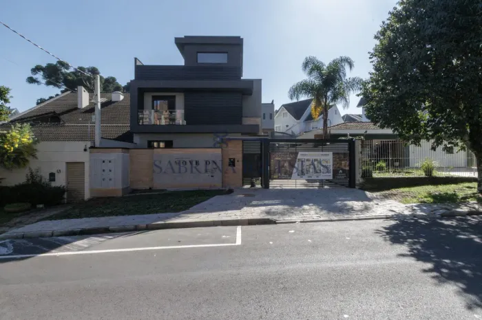 SOBRADOS TRIPLEX EM LOCALIZAÇÃO TRANQUILA PRÓXIMO AO MON