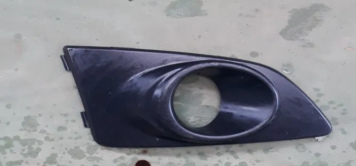 Moldura farol de milha sonic lado direito 