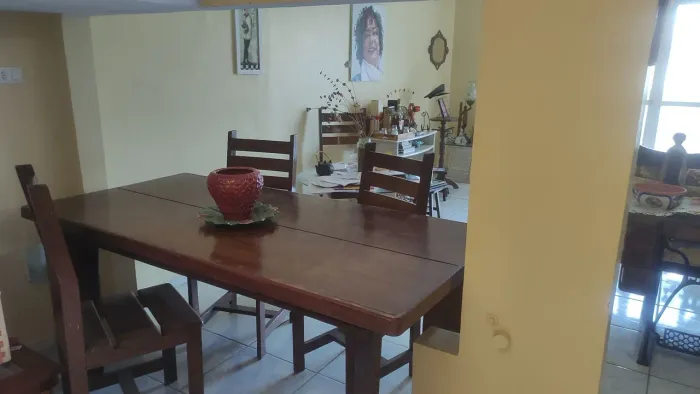 Mesa de Jantar de Madeira Maciça