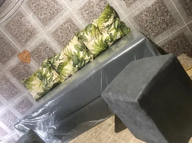 Sofá cama com estampa + 01 puff de fábrica 