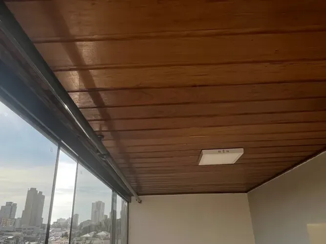 Varão de cortina com suporte de teto