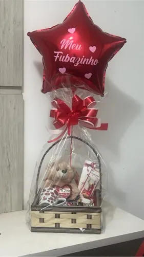 Cestas especiais, café da manhã e balões personalizados