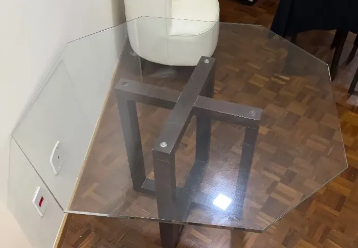 Mesa de Jantar Tampo de vidro sextavada com pes de madeira