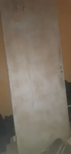 porta branca da rua da sala com as fechadura sem as chaves sem trava usada