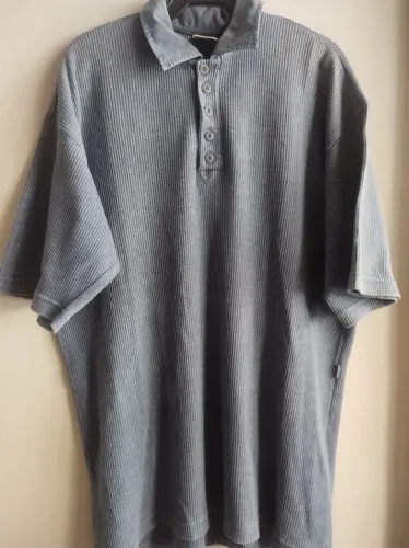 Blusa pólo Dzarm gola jeans Tam G cor azul jeans