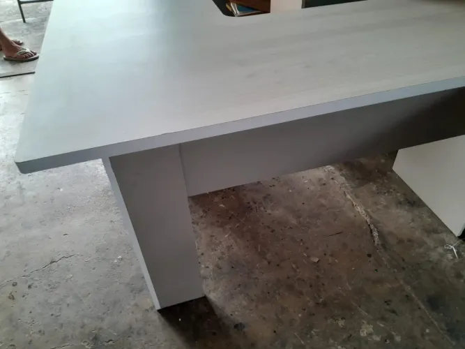 - Mesa L na cor linho e cinza, produto novo - entrego