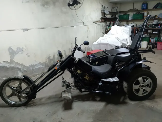 Triciclo estilo moto Chopper com sidecar 
