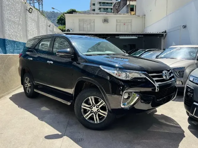 Toyota Hilux SW4 SRV Flex   7 Lugares