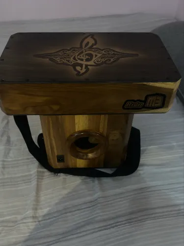 Cajón de coló eletroacústico com bongo e bolsa MB
