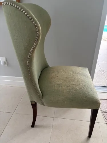 Cadeiras Decorativas Verde com Detalhes em Metal