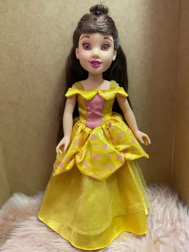 Boneca princesa Bela da Dianey