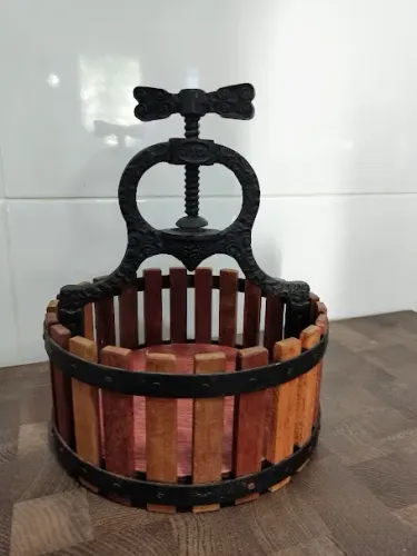 Quebra Nozes Antigo Reliquia Ferro Fundido Com Recolhedor (Usado)