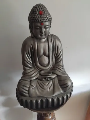 Estátua Buddha em gesso e pintada.