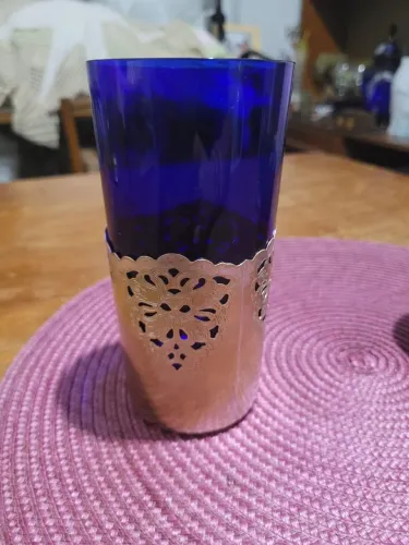 Copo de vidro azul para suco