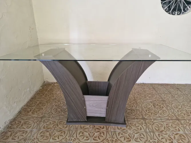 Vendo mesa 6 lugares tampo de vidro boa toda