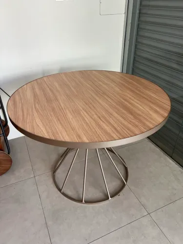 Mesa base de ferro e tampo MDF