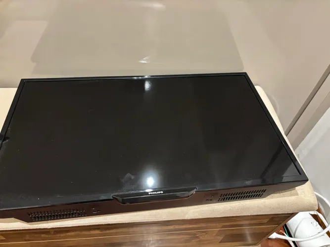 TV Philips HD com aparelho a parte para conectar a internet 